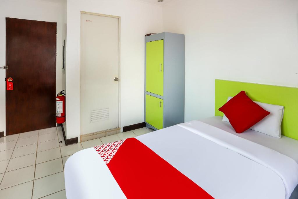 Postel nebo postele na pokoji v ubytování OYO 210 Apple Tree Suites