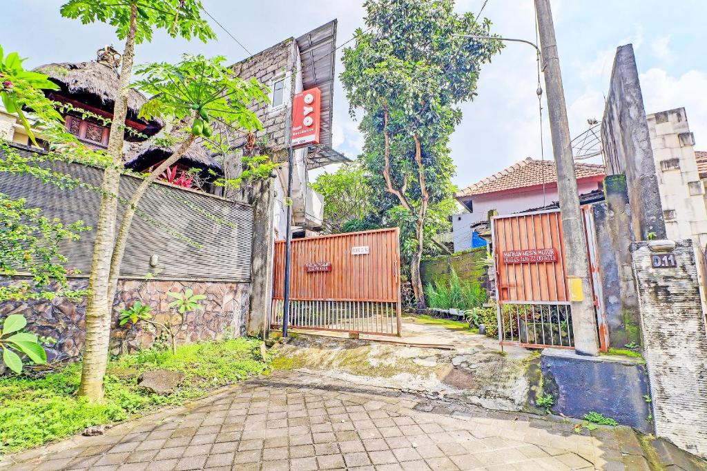 an alley with a gate and a building at Hotel O Gusti Residence in Dalung