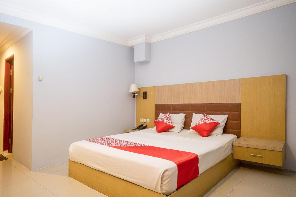 Postel nebo postele na pokoji v ubytování Super OYO 1088 Hotel Mega Sentosa