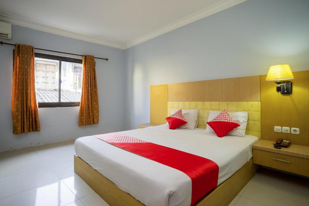 Postel nebo postele na pokoji v ubytování Super OYO 1088 Hotel Mega Sentosa