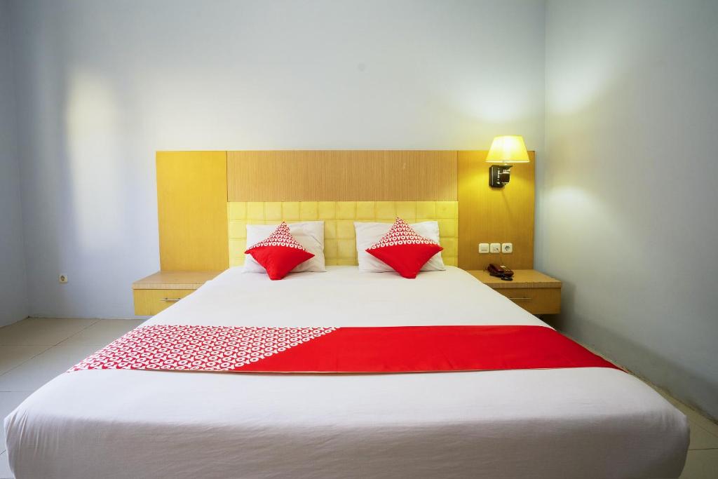 Postel nebo postele na pokoji v ubytování Super OYO 1088 Hotel Mega Sentosa