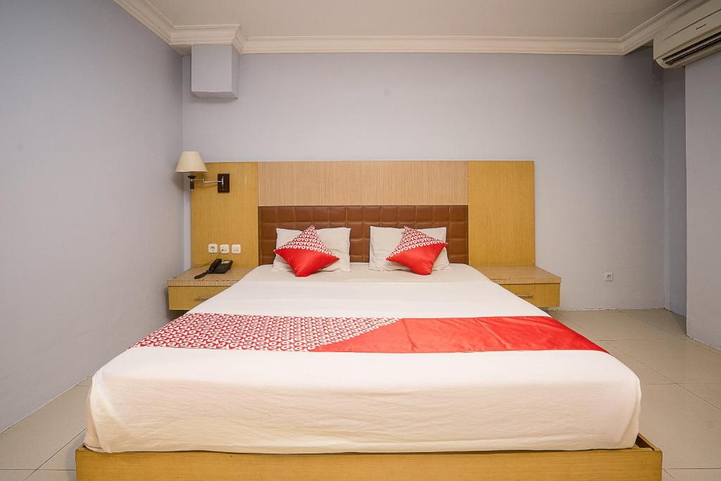 Postel nebo postele na pokoji v ubytování Super OYO 1088 Hotel Mega Sentosa