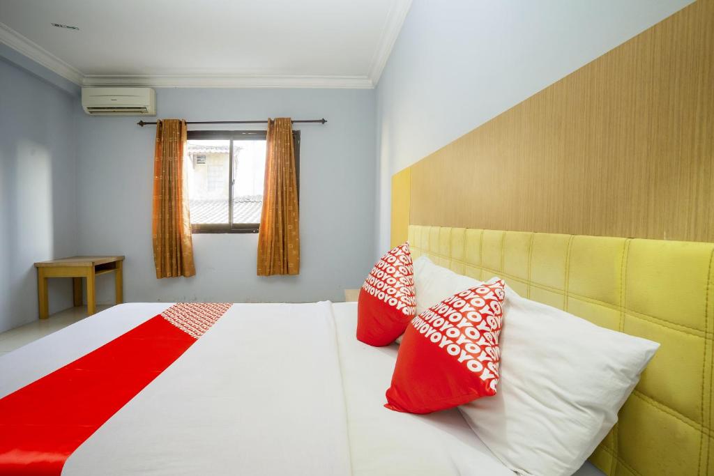 Postel nebo postele na pokoji v ubytování Super OYO 1088 Hotel Mega Sentosa