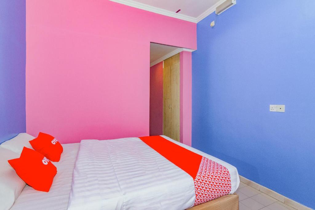 Postel nebo postele na pokoji v ubytování Super OYO 1159 Hotel New Sabah
