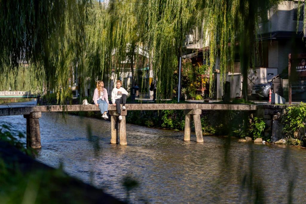 Výhled na řeku, která protéká v blízkosti hotelu