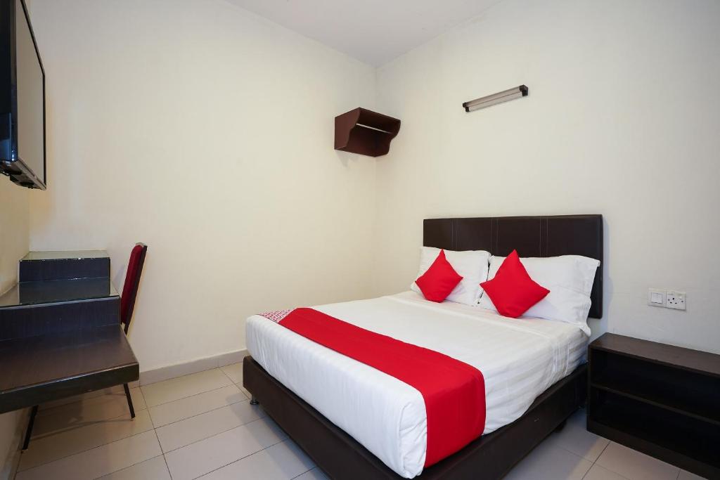 Postel nebo postele na pokoji v ubytování Hotel O Jj Hotel Sitiawan