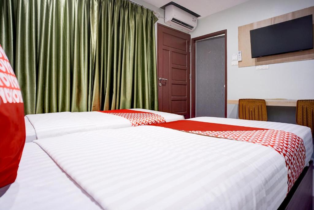 Postel nebo postele na pokoji v ubytování Collection O Gapura Hotel Near Parapat Penatapan Danau Toba
