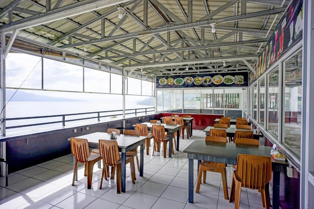 Restaurace v ubytování Collection O Gapura Hotel Near Parapat Penatapan Danau Toba