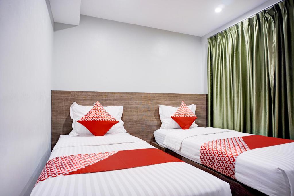 Postel nebo postele na pokoji v ubytování Collection O Gapura Hotel Near Parapat Penatapan Danau Toba