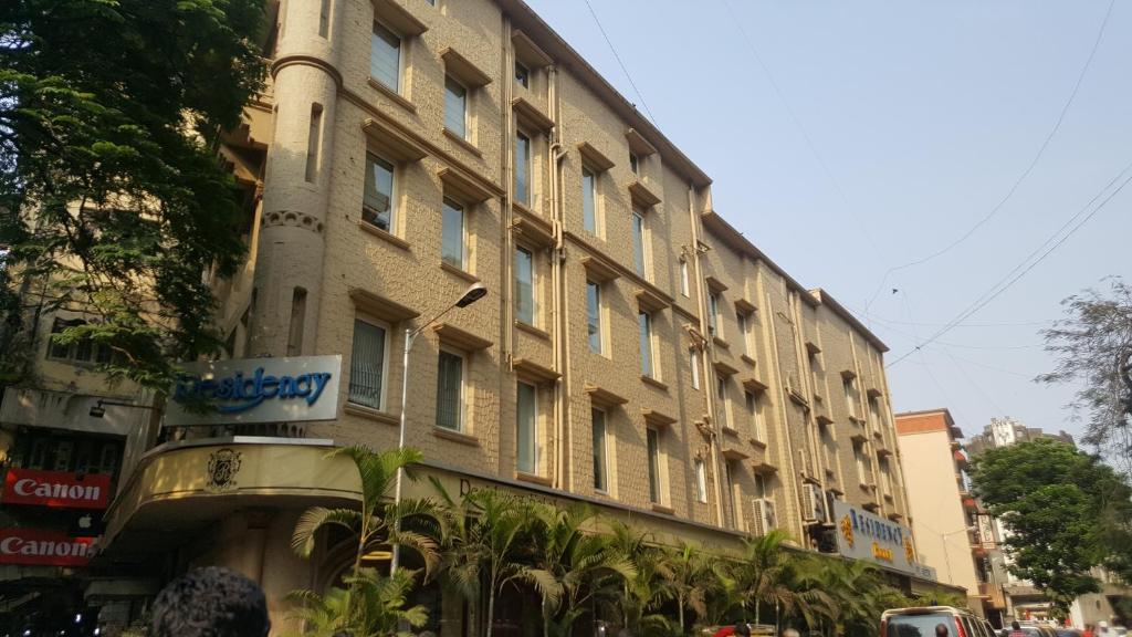 um edifício alto com uma placa na lateral em Residency Hotel Fort em Mumbai