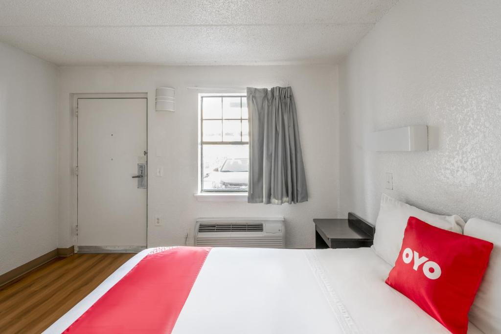 Postel nebo postele na pokoji v ubytování OYO Hotel Houston Katy Freeway