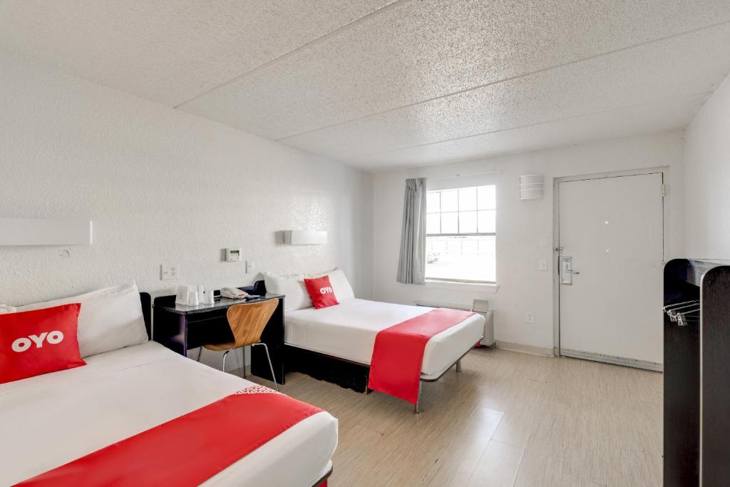 Postel nebo postele na pokoji v ubytování OYO Hotel Houston Katy Freeway