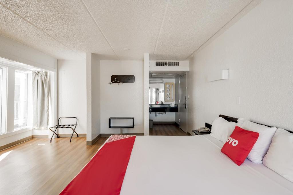 Postel nebo postele na pokoji v ubytování OYO Hotel Houston Katy Freeway