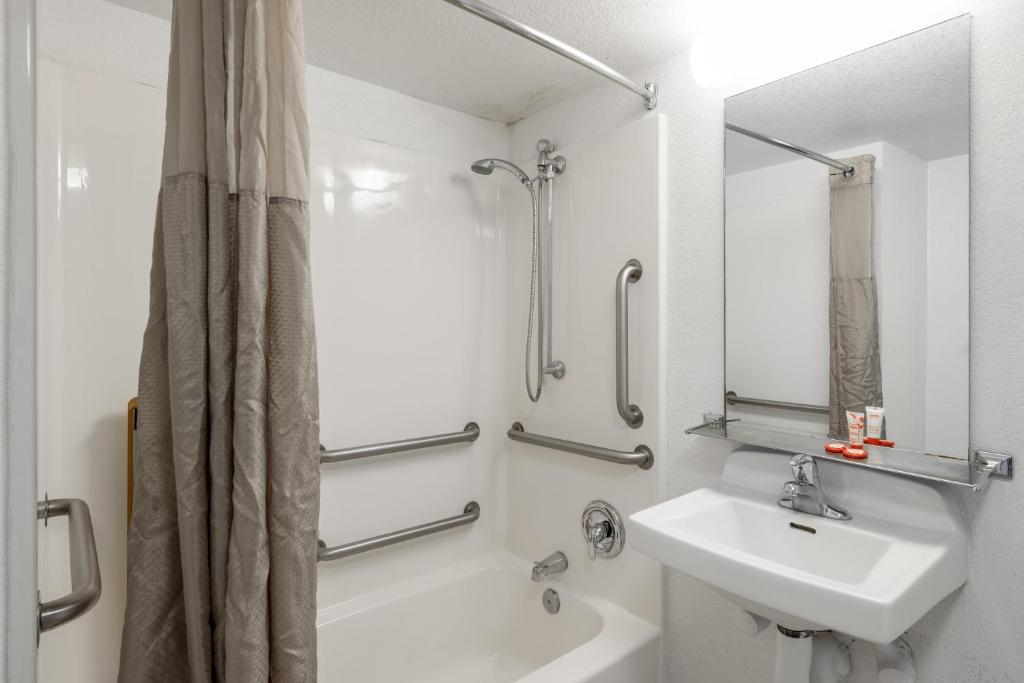 Koupelna v ubytování OYO Hotel Houston Katy Freeway