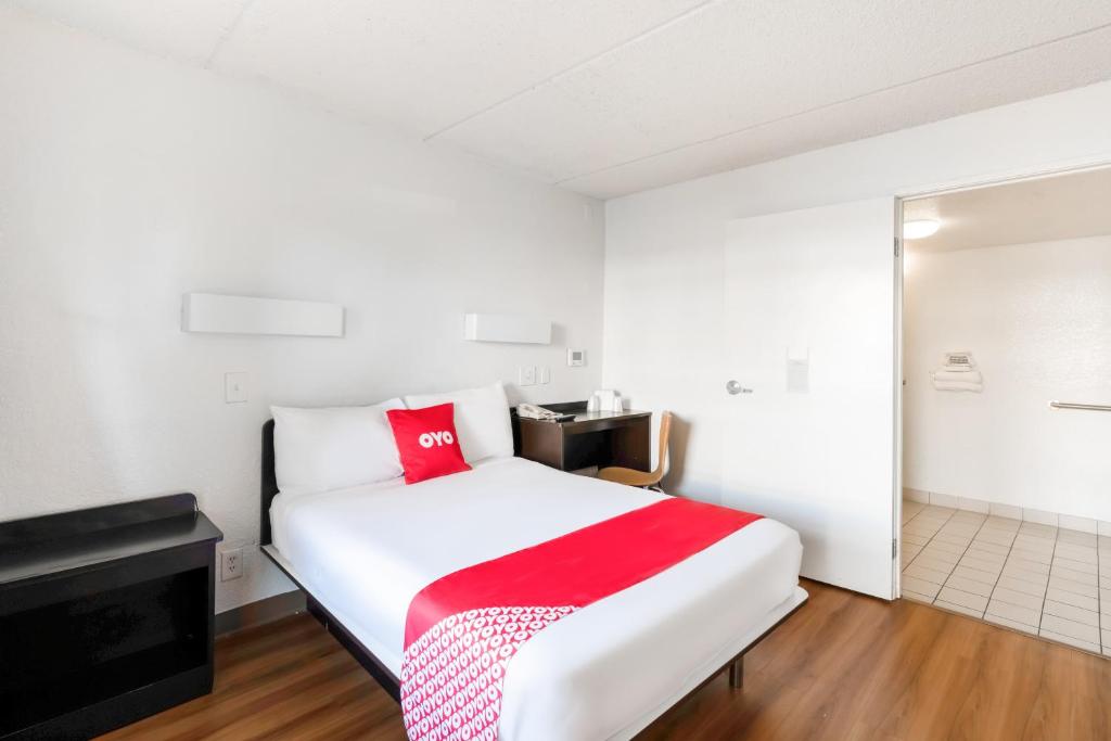 Postel nebo postele na pokoji v ubytování OYO Hotel Houston Katy Freeway