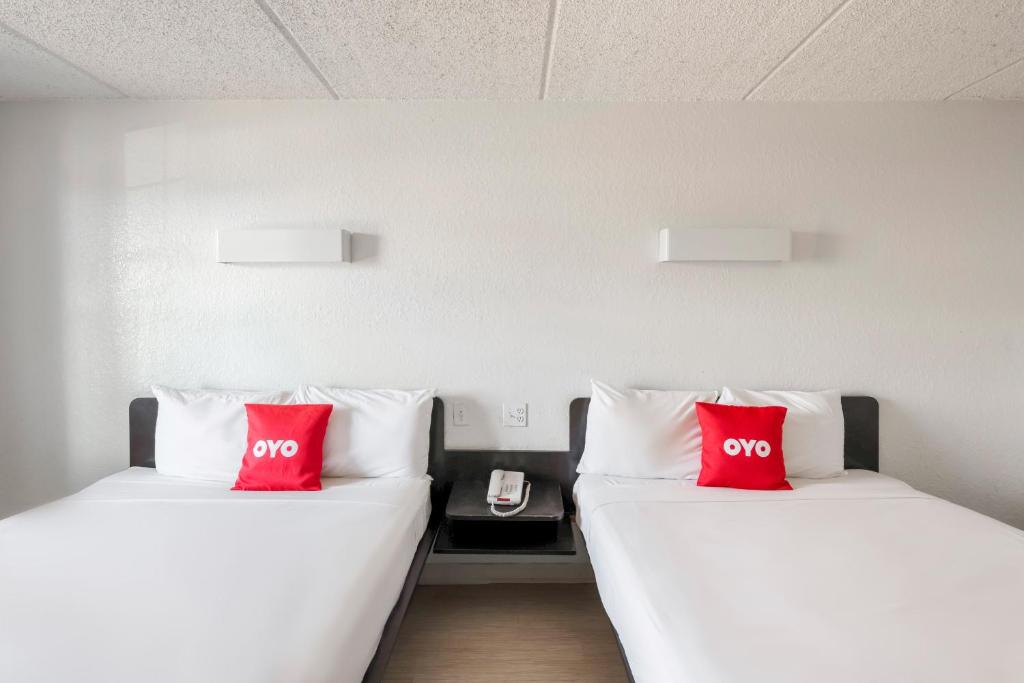 Postel nebo postele na pokoji v ubytování OYO Hotel Houston Katy Freeway