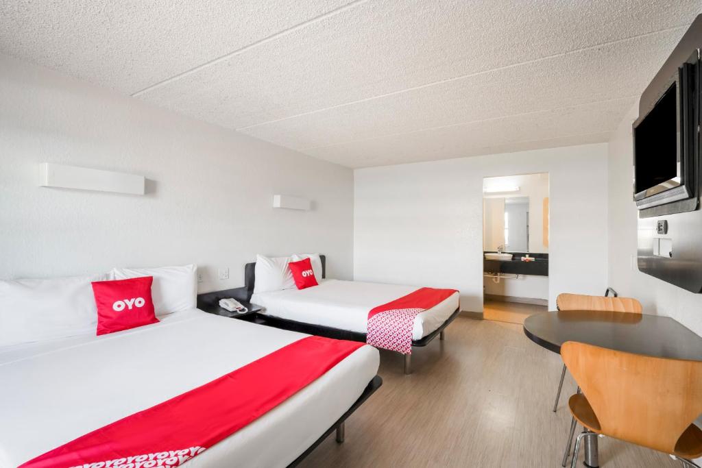 Postel nebo postele na pokoji v ubytování OYO Hotel Houston Katy Freeway