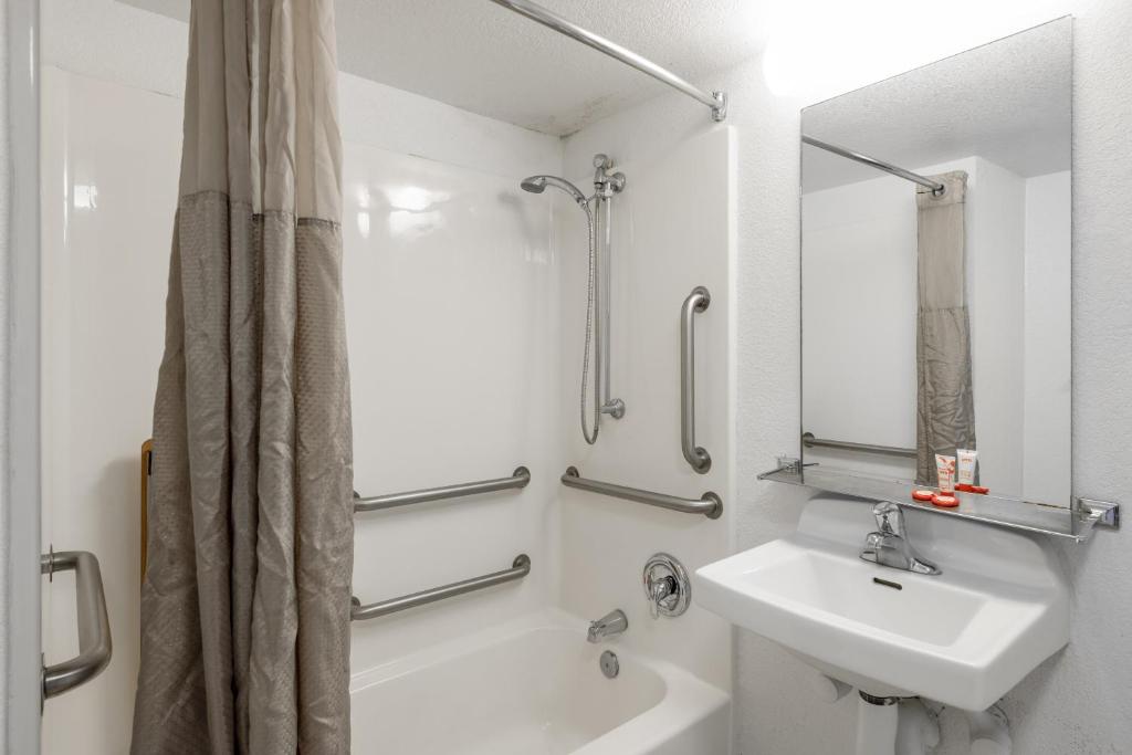 Koupelna v ubytování OYO Hotel Houston Katy Freeway