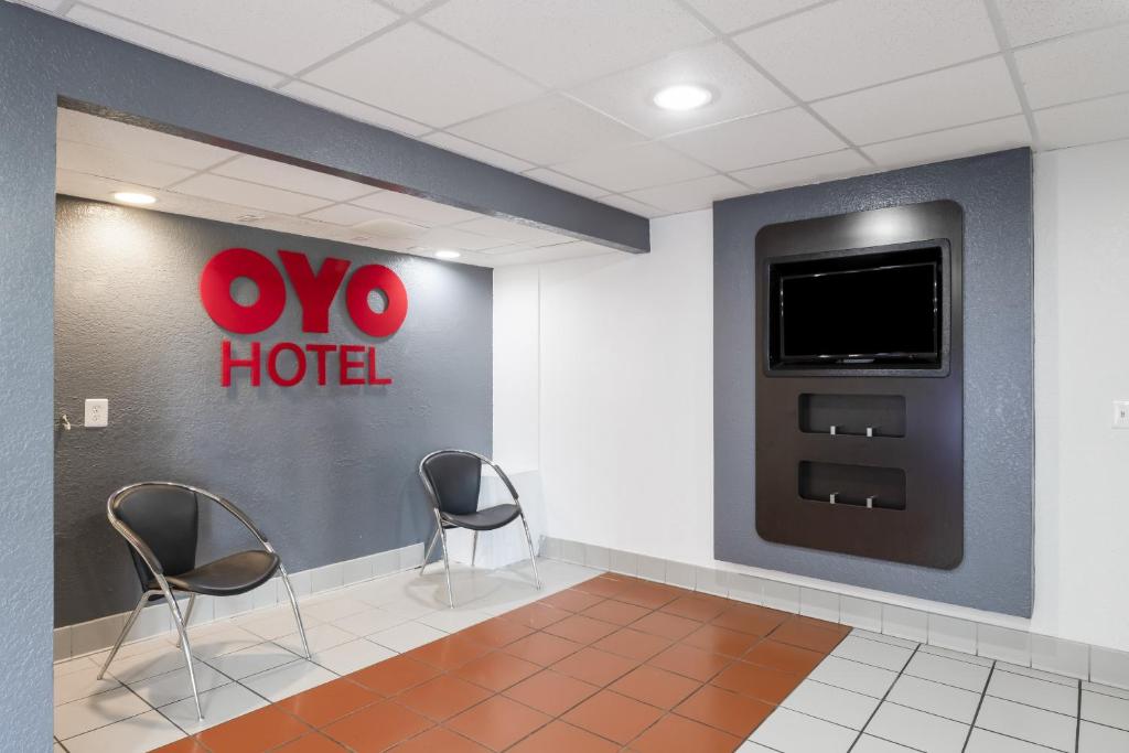 TV a/nebo společenská místnost v ubytování OYO Hotel Houston Katy Freeway
