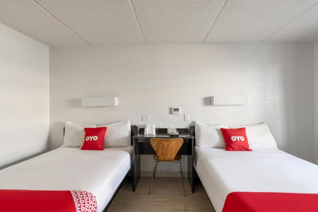 Postel nebo postele na pokoji v ubytování OYO Hotel Houston Katy Freeway