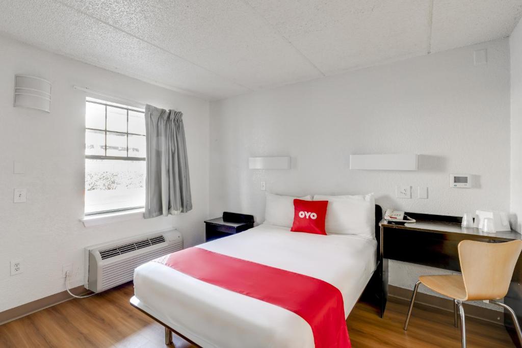 Postel nebo postele na pokoji v ubytování OYO Hotel Houston Katy Freeway
