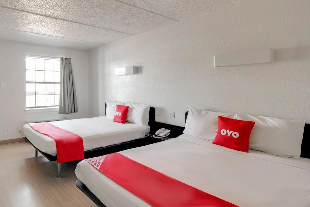 Postel nebo postele na pokoji v ubytování OYO Hotel Houston Katy Freeway