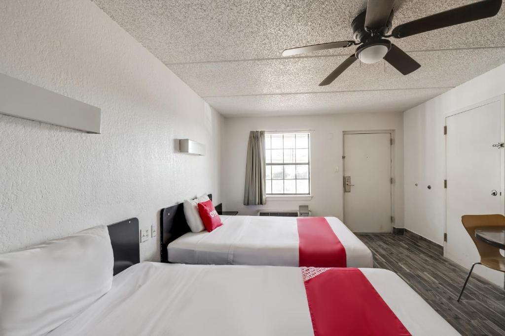 Postel nebo postele na pokoji v ubytování OYO Hotel Houston Katy Freeway