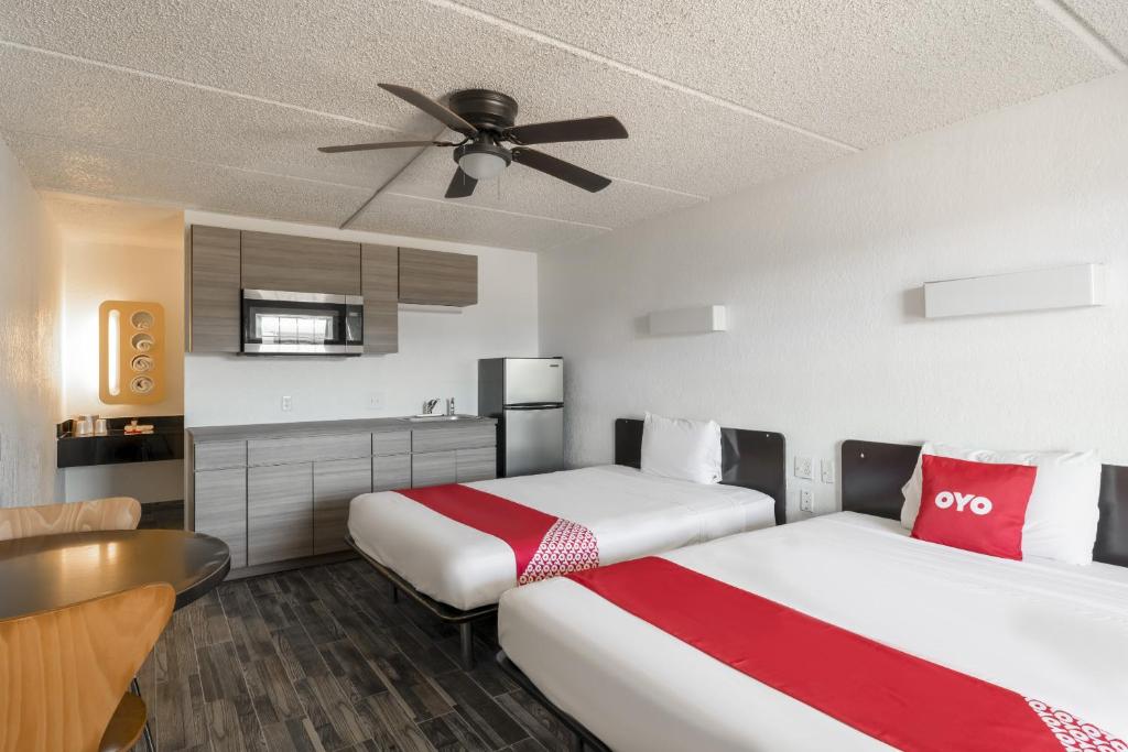 Postel nebo postele na pokoji v ubytování OYO Hotel Houston Katy Freeway