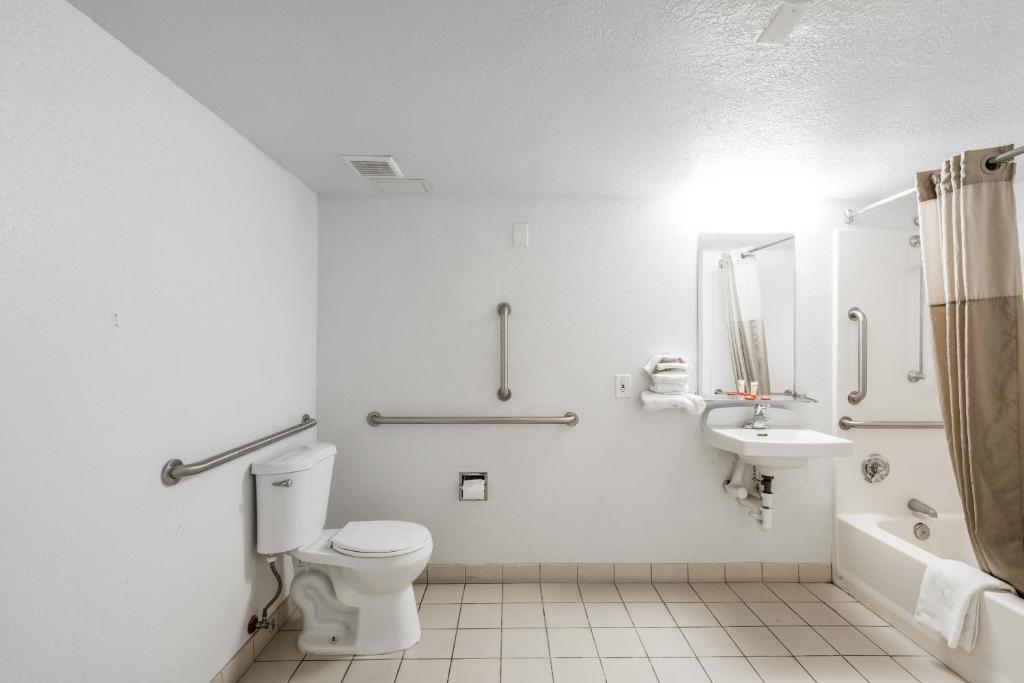 Koupelna v ubytování OYO Hotel Houston Katy Freeway