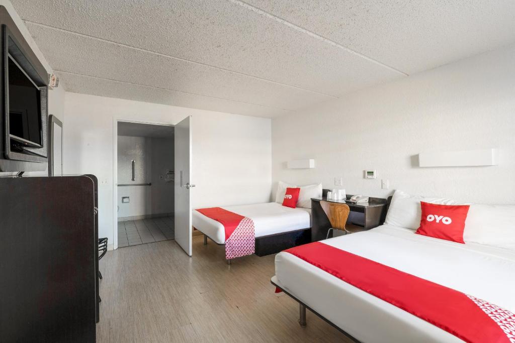 Postel nebo postele na pokoji v ubytování OYO Hotel Houston Katy Freeway