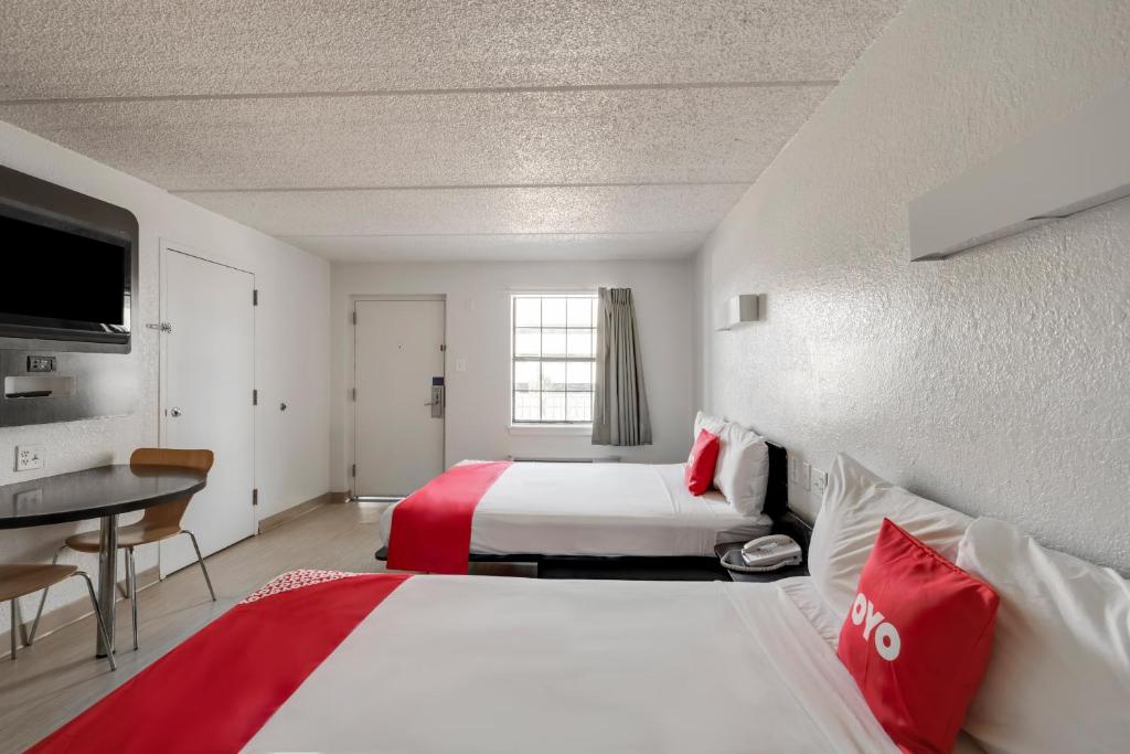 Postel nebo postele na pokoji v ubytování OYO Hotel Houston Katy Freeway