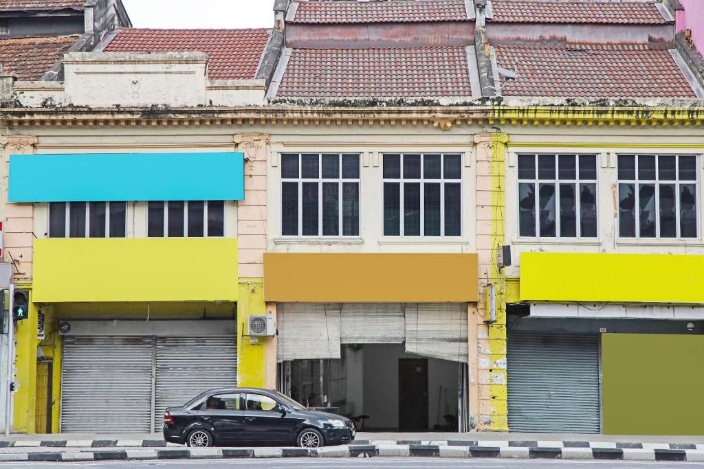 a black car parked in front of a building at Hotel O Shalimar in Kuala Lumpur