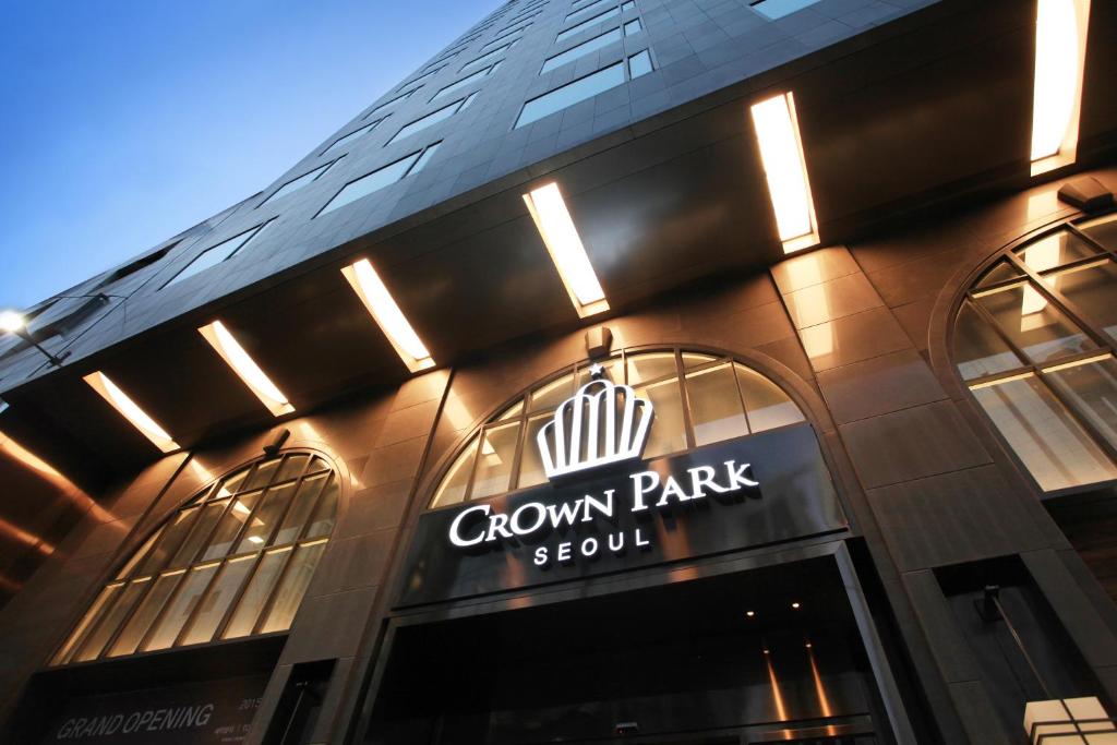 首爾的住宿－Crown Park Hotel Seoul Myeongdong，商店前有标志的建筑物