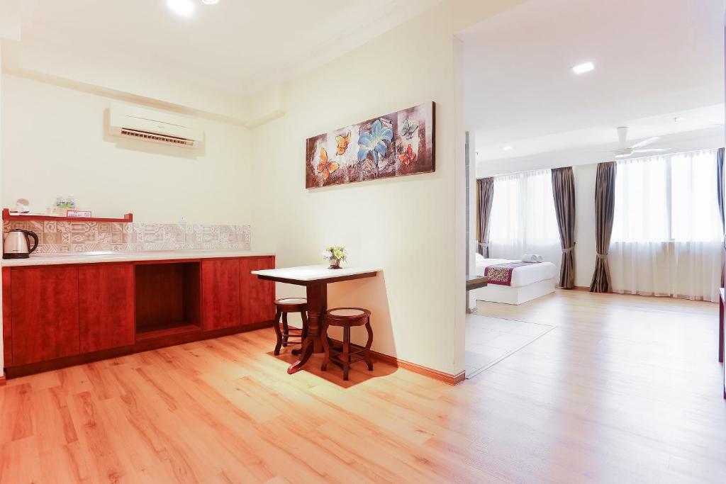 Kuchyň nebo kuchyňský kout v ubytování Collection O Hotel Super Cowboy