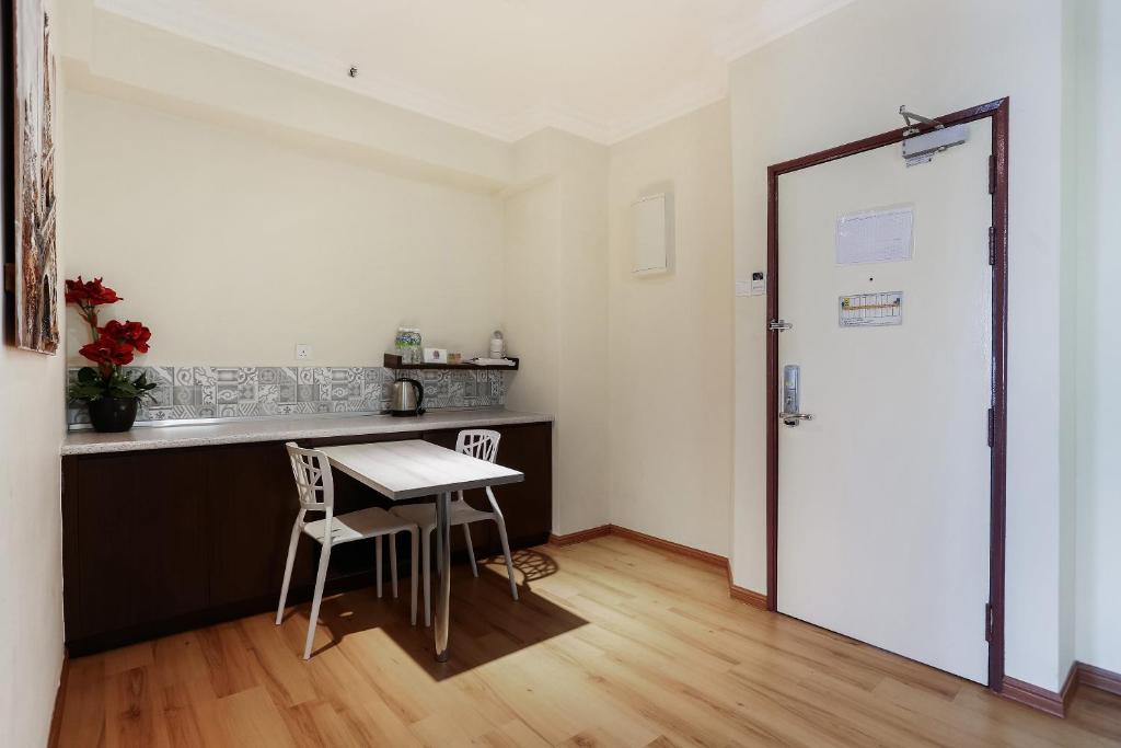 Kuchyň nebo kuchyňský kout v ubytování Collection O Hotel Super Cowboy