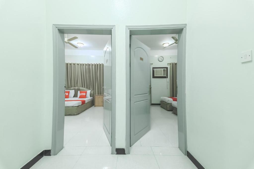 Postel nebo postele na pokoji v ubytování Super OYO 108 Marsa Al Masafar Hotel Apartment
