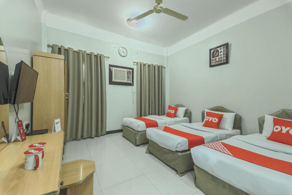 Postel nebo postele na pokoji v ubytování Super OYO 108 Marsa Al Masafar Hotel Apartment
