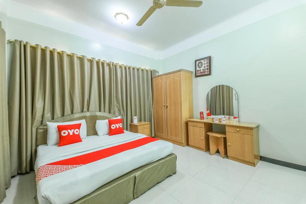 Postel nebo postele na pokoji v ubytování Super OYO 108 Marsa Al Masafar Hotel Apartment