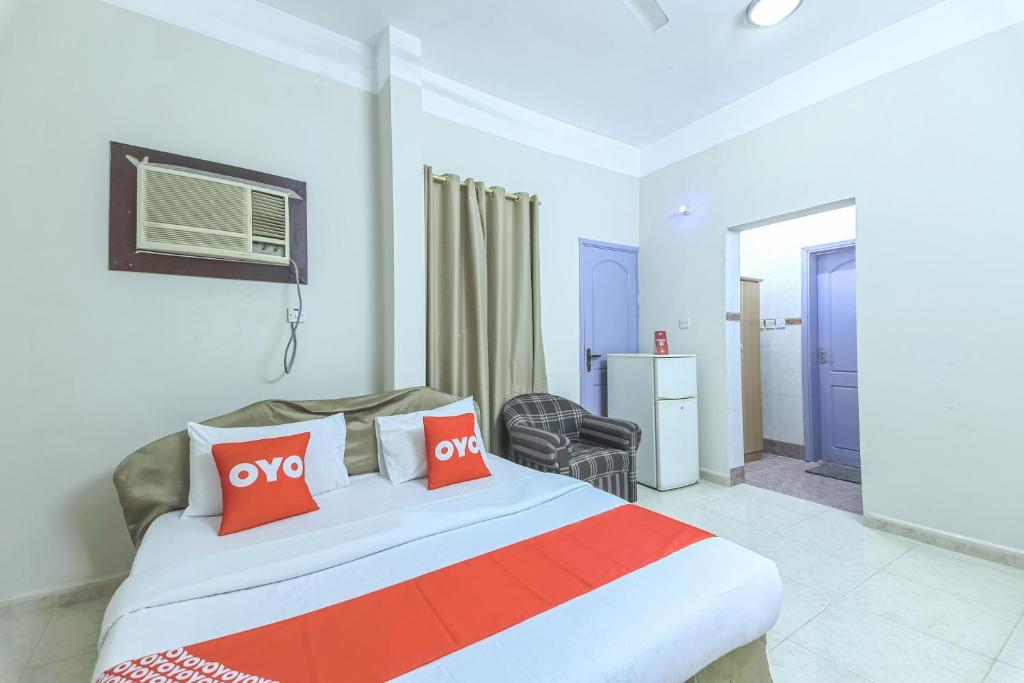 Postel nebo postele na pokoji v ubytování Super OYO 108 Marsa Al Masafar Hotel Apartment