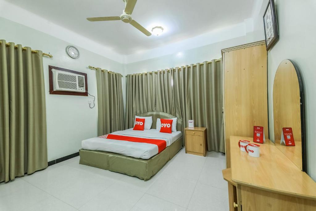 Postel nebo postele na pokoji v ubytování Super OYO 108 Marsa Al Masafar Hotel Apartment