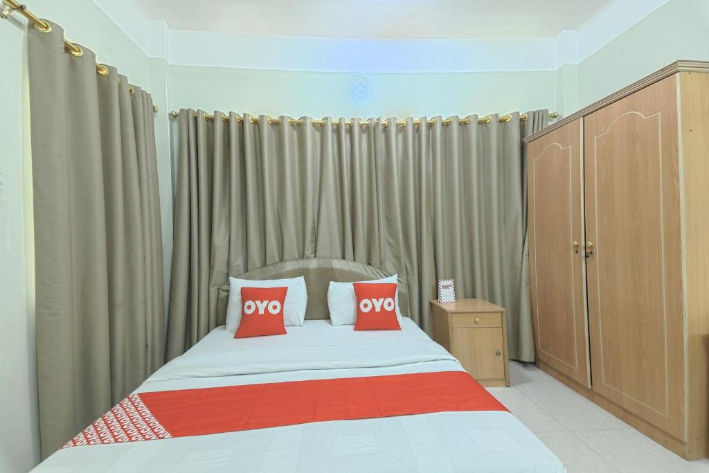 Postel nebo postele na pokoji v ubytování Super OYO 108 Marsa Al Masafar Hotel Apartment