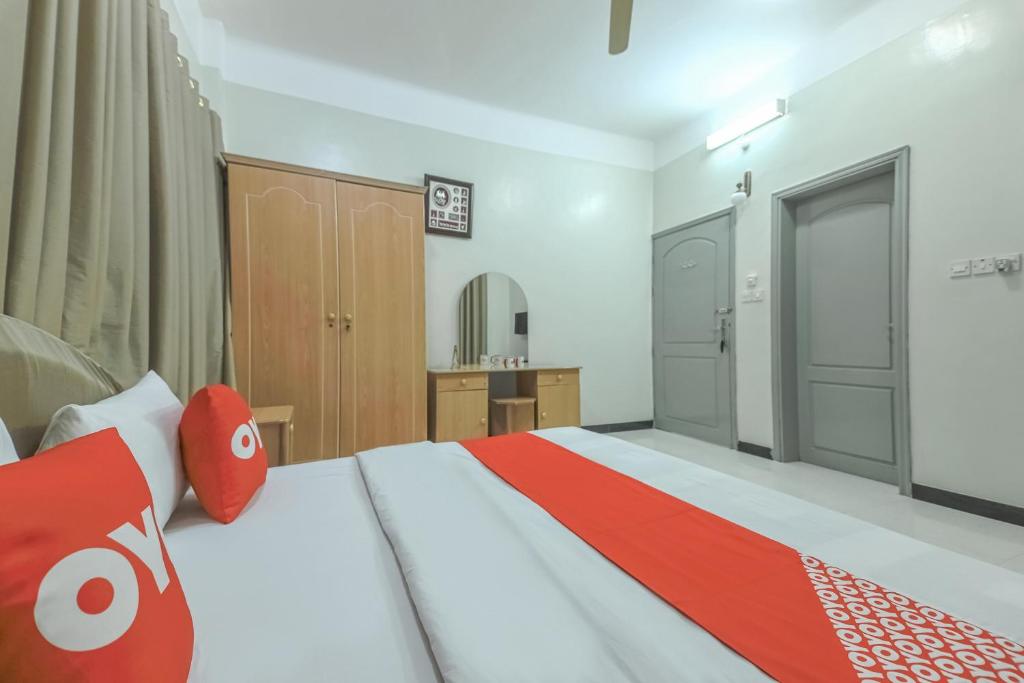 Postel nebo postele na pokoji v ubytování Super OYO 108 Marsa Al Masafar Hotel Apartment