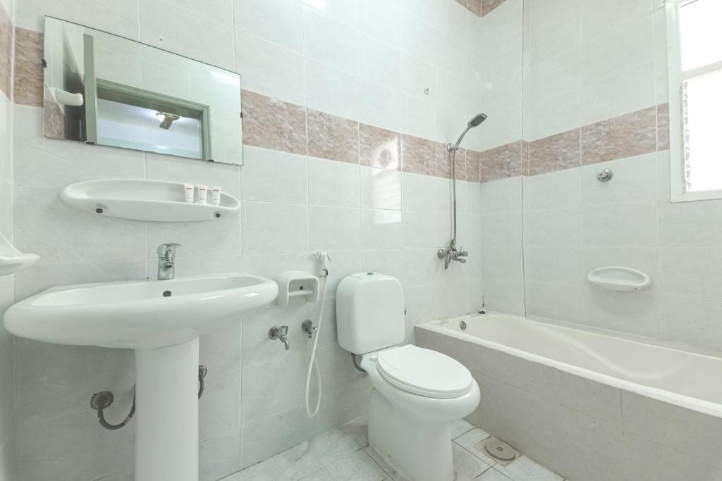 Koupelna v ubytování Super OYO 108 Marsa Al Masafar Hotel Apartment