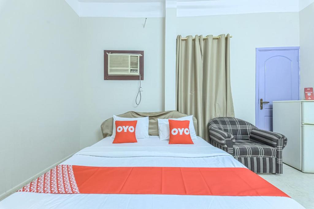 Postel nebo postele na pokoji v ubytování Super OYO 108 Marsa Al Masafar Hotel Apartment