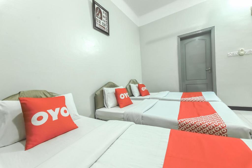 Postel nebo postele na pokoji v ubytování Super OYO 108 Marsa Al Masafar Hotel Apartment