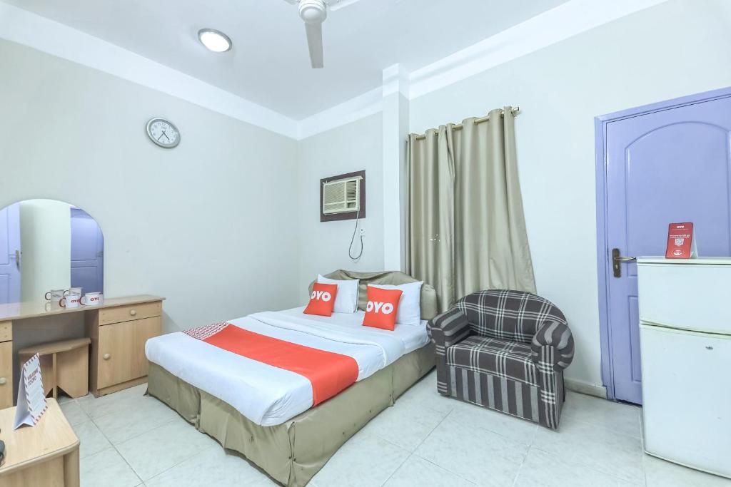 Postel nebo postele na pokoji v ubytování Super OYO 108 Marsa Al Masafar Hotel Apartment