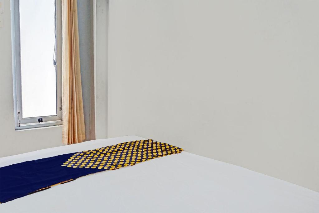 Postel nebo postele na pokoji v ubytování OYO Life 1711 Serayu Sumbersari Residence