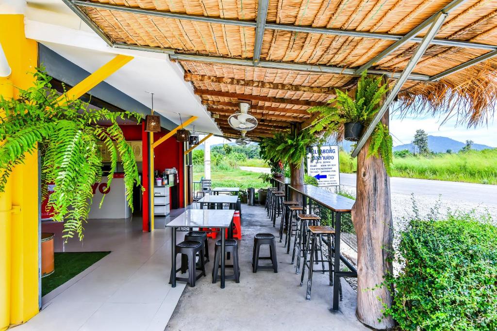 Restaurace v ubytování Billabong Resort Cha Am
