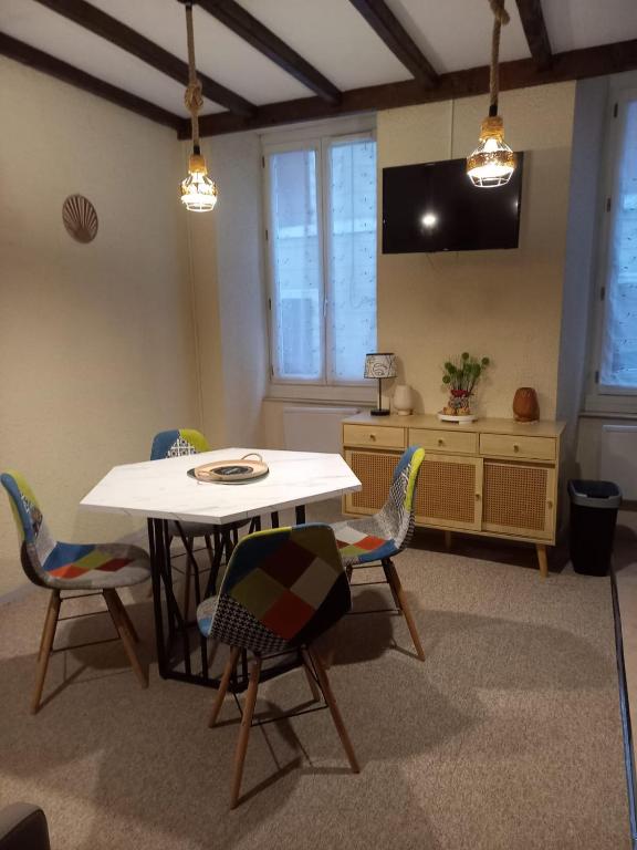 a dining room with a table and chairs at Appartement Zen in Eaux-Bonnes