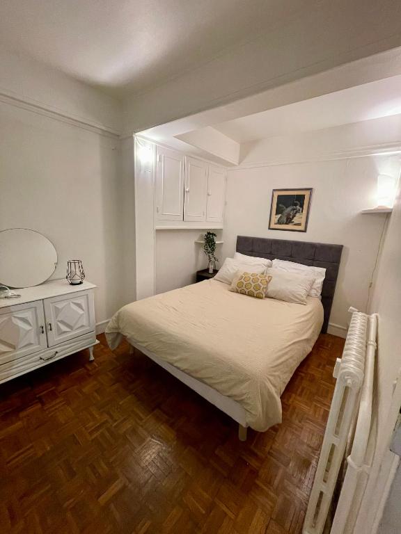 - une chambre avec un lit et un miroir dans l'établissement Lecourbe Porte de Versailles, à Paris